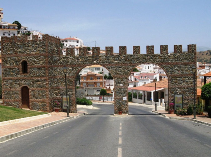 Arcos entrada de Moclinejo, Málaga (Andalucía)